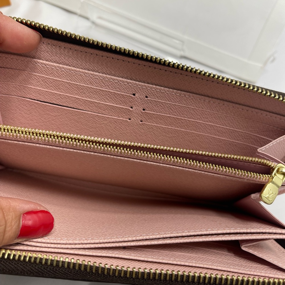 - Louis Vuitton Zippy Wallet in Monogram, comes with dust bag, box and receipt. - Picture 7 of 14